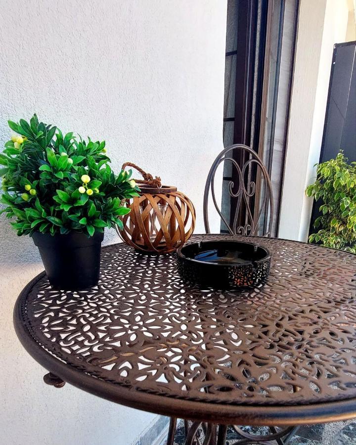 Black Flox Apartment Drama Bagian luar foto