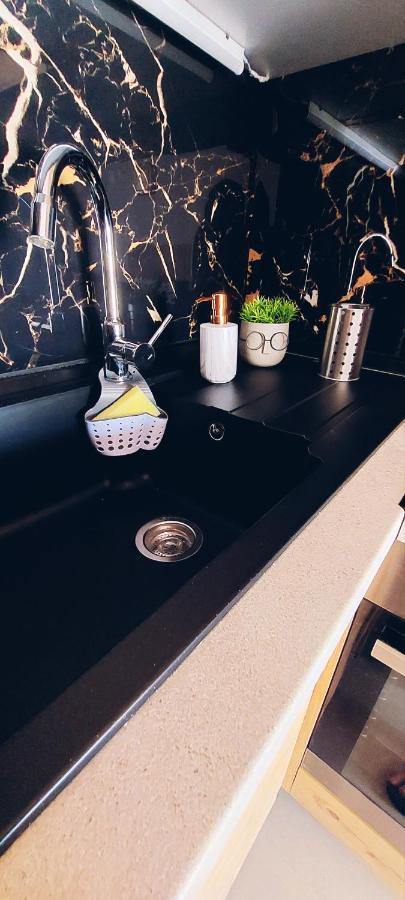 Black Flox Apartment Drama Bagian luar foto