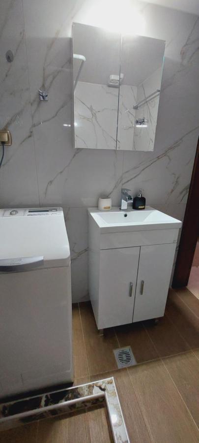 Black Flox Apartment Drama Bagian luar foto